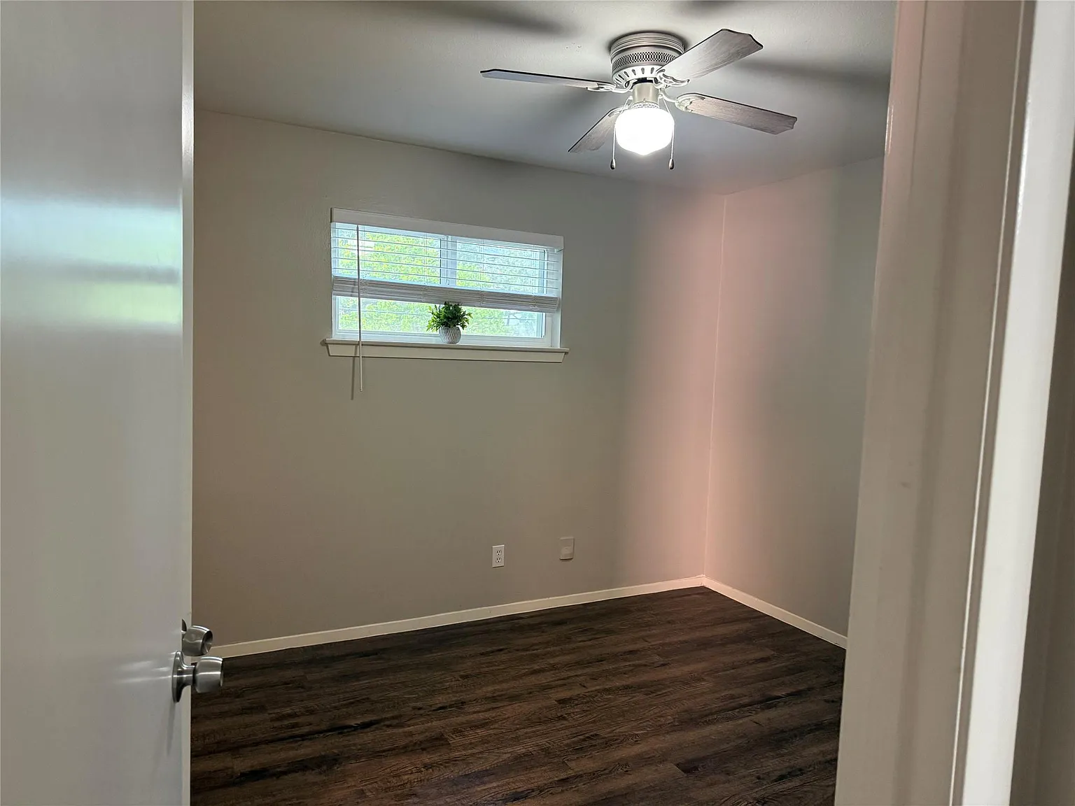 2 bed, 1.0 bath, $1,090 — Photo 3