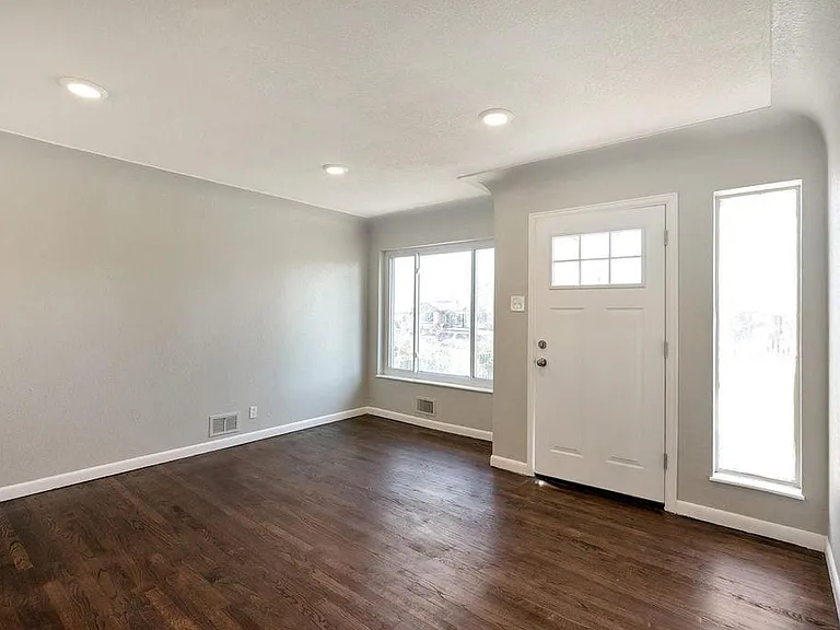 3525 N Glencoe St — Photo 2