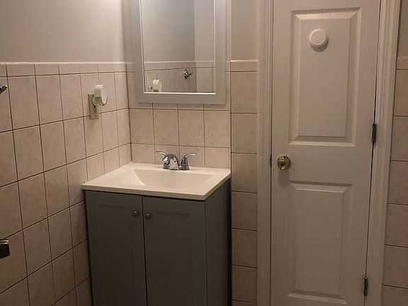 4th image of 130 Elm St