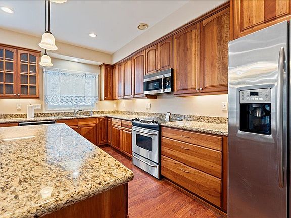 3rd image of 484 W Pointe Cir