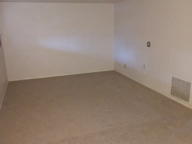 403 Ellen Ave #5 — Photo 3
