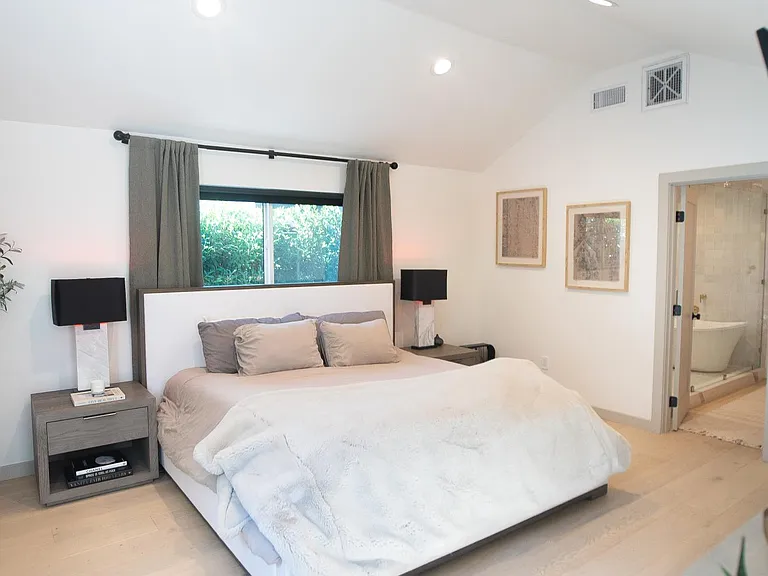 14822 Morrison St — Photo 17