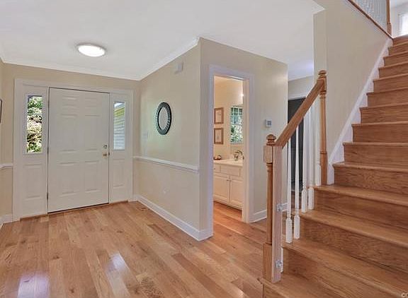 3rd image of 925 Graceland Ct