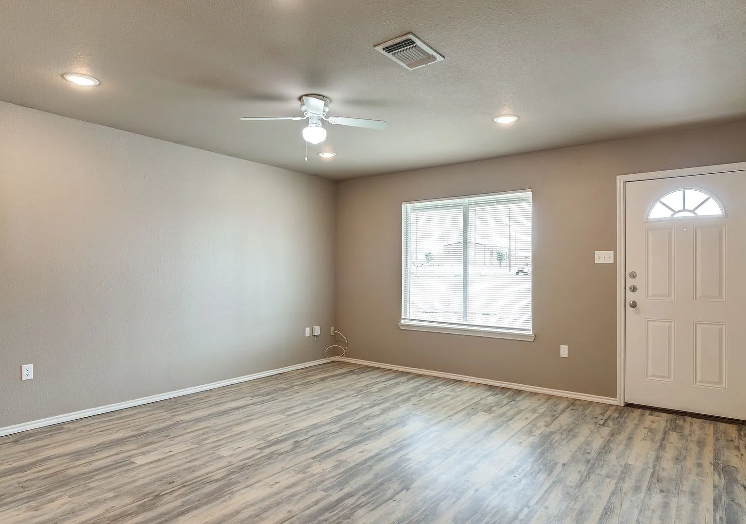 Cozy 3 bedroom Home — Photo 3