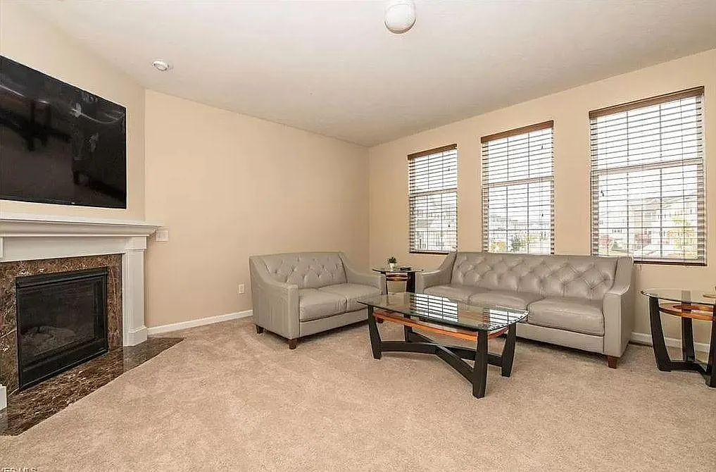 3 bed, 2376 sqft, $4,000 — Photo 3
