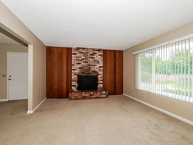 517 Debbie Dr — Photo 4