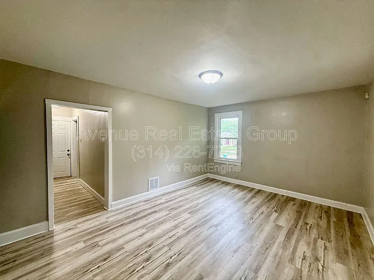 927 N Elm Ave — Photo 2