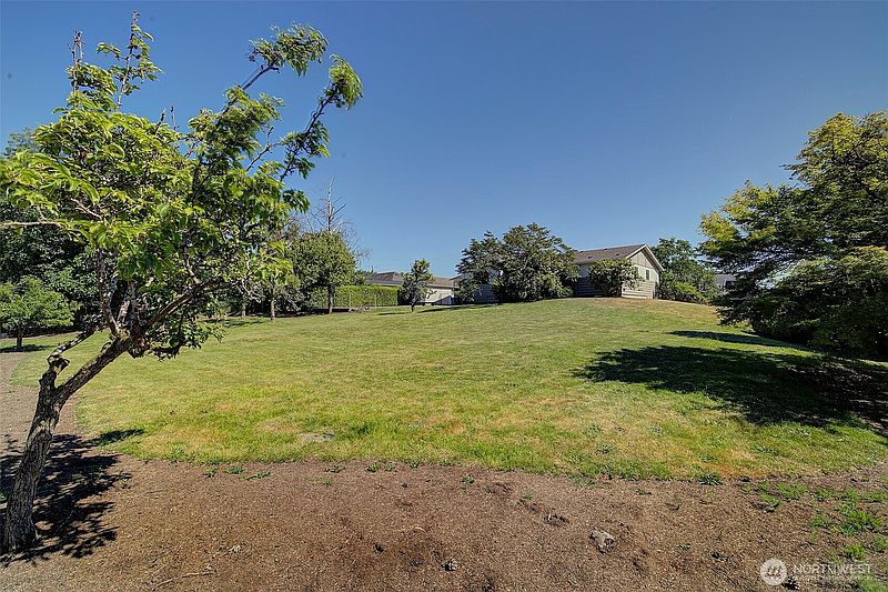 4th image of 64 XX 32nd Avenue S