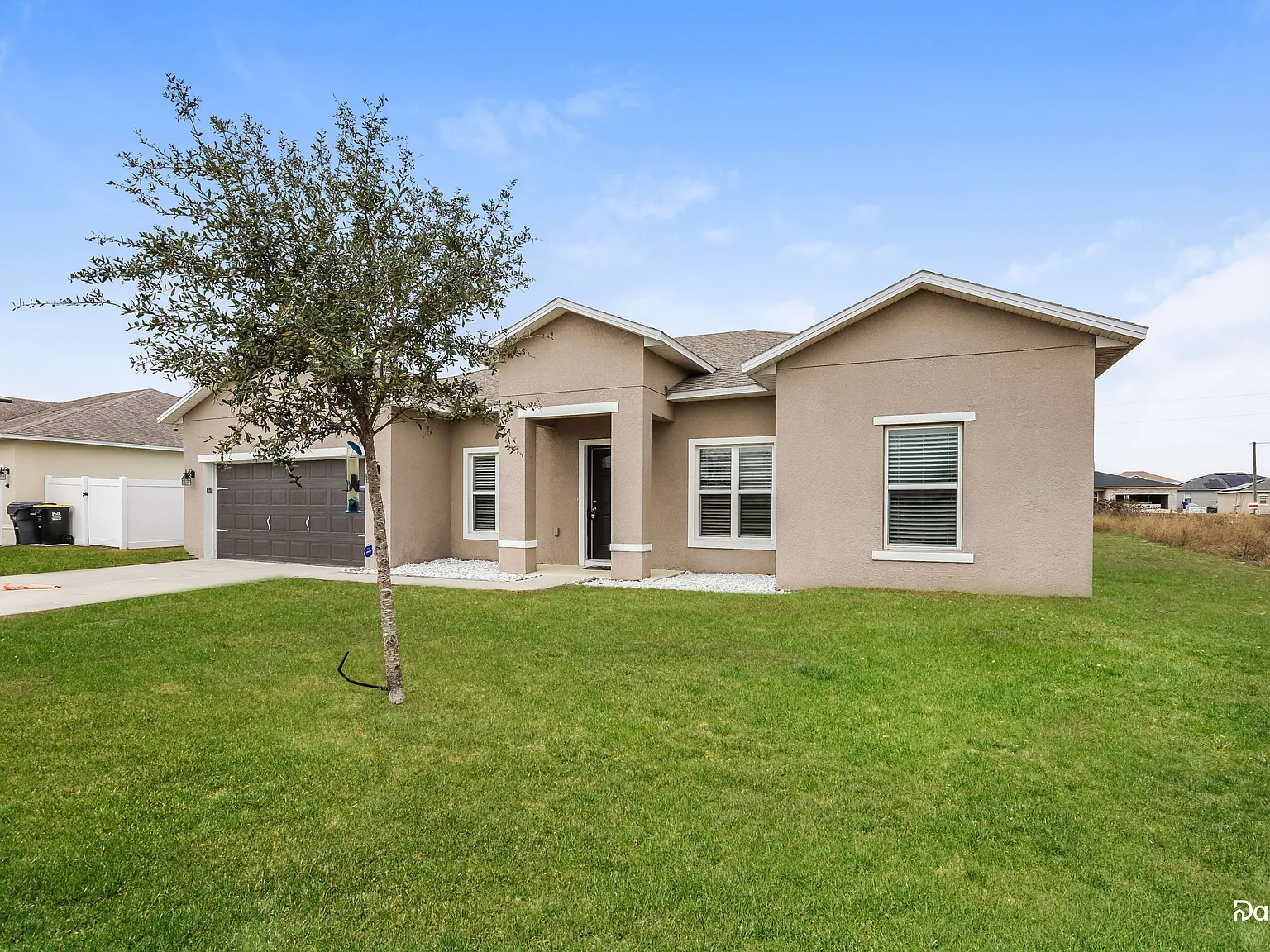 4 bed, 2.0 bath, 1813 sqft, $2,220 — Photo 2