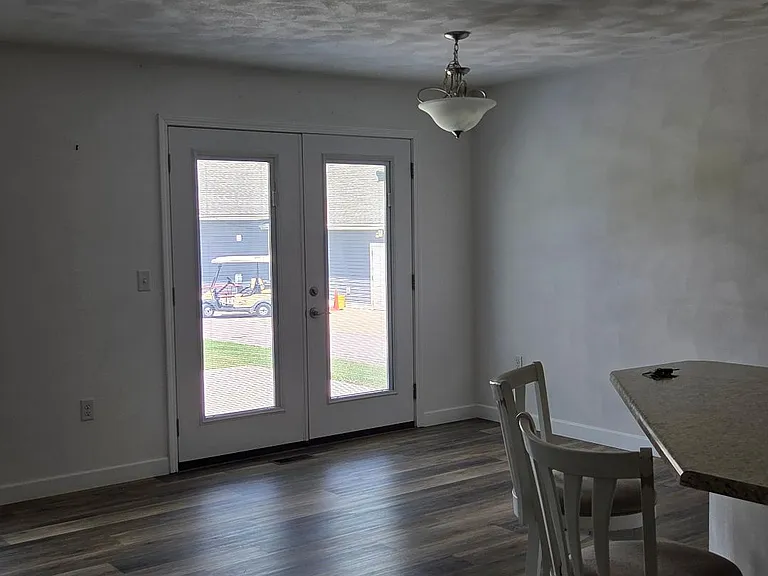 413 S Main St — Photo 5