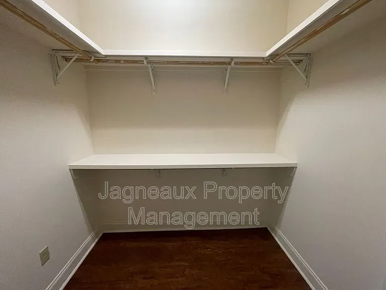 102 Hargrave Dr — Photo 15