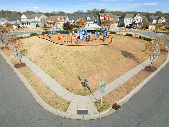5th image of 202 Silverspring Pl