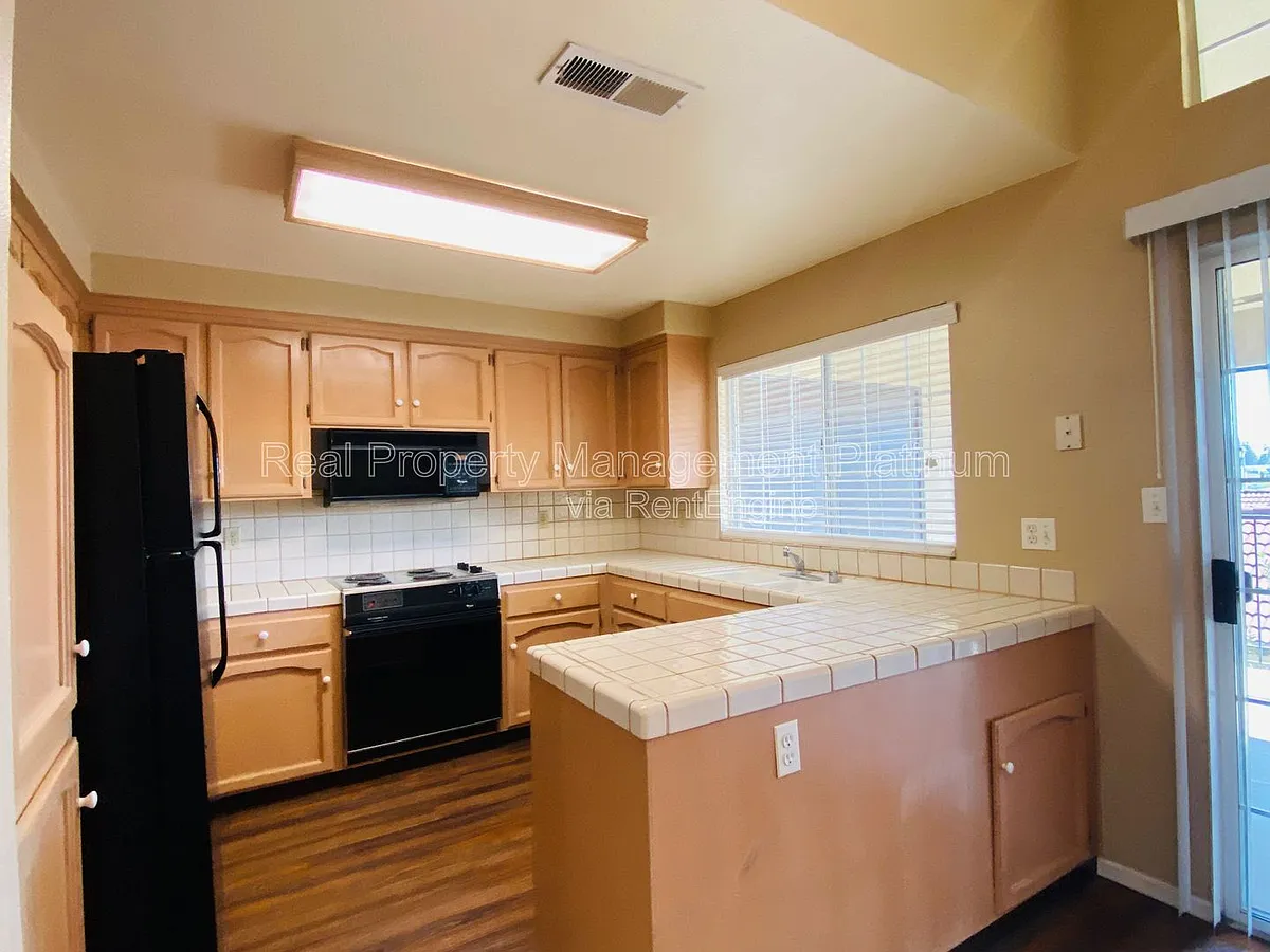 Building Photo - 8153 N Cedar Ave #212