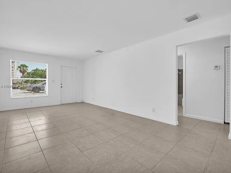 241 NW 40th St #4 — Photo 1