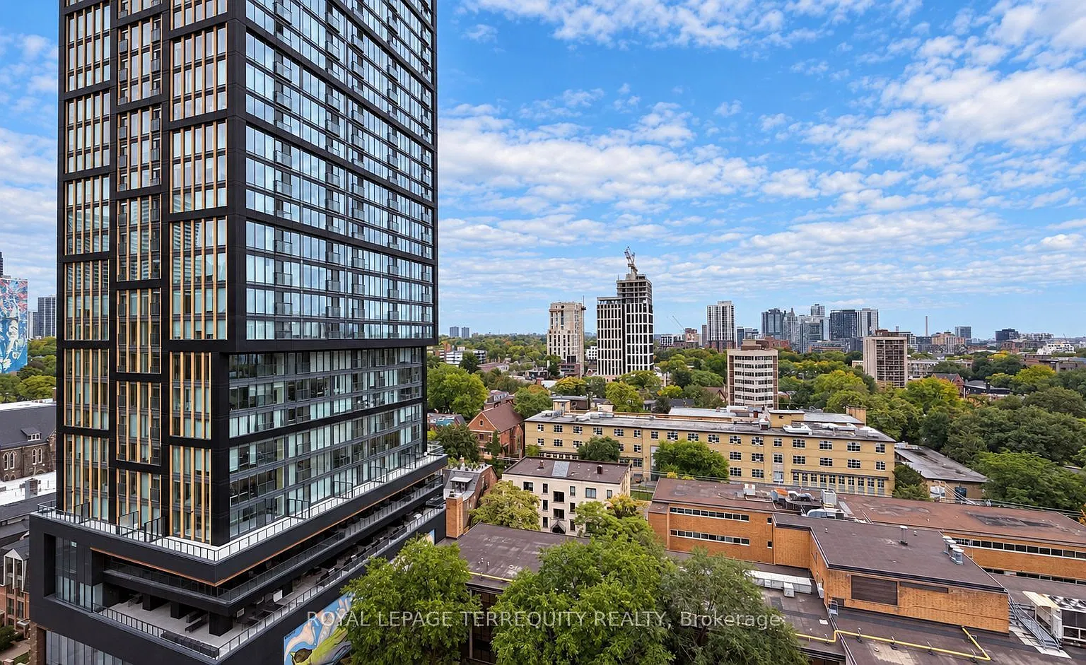 256 Jarvis St — Photo 2
