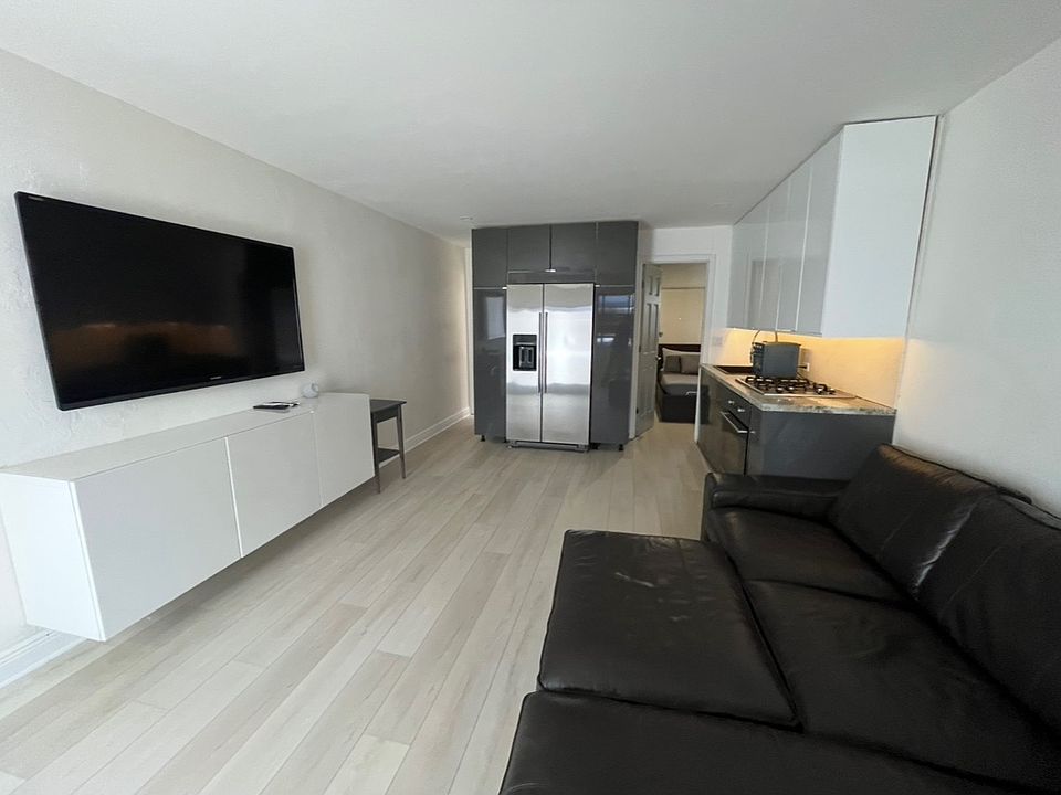1st image of 4201 Indian Creek Dr APT 3