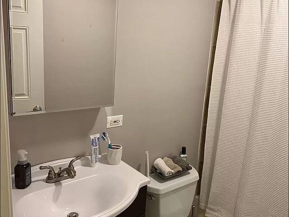4th image of 540 W Belmont Ave