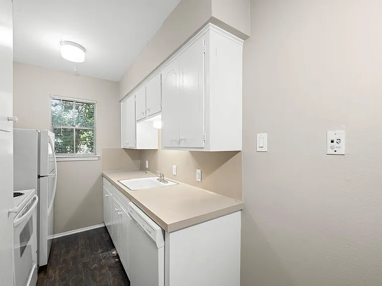 2012 Brun St #E — Photo 9
