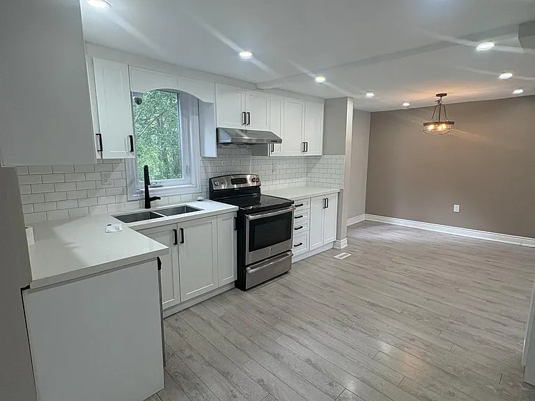 123 Charles St E — Photo 10