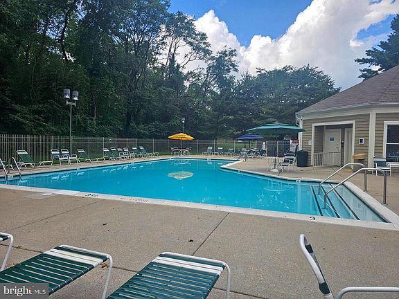 5th image of 605 Admiral Dr Unit 102