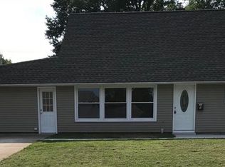 5 Towns Rd, Levittown, PA 19056