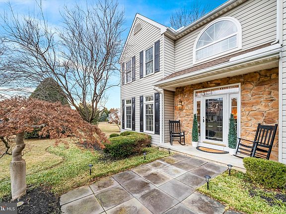 4th image of 274 Manchester Ct