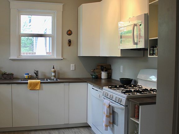 3rd image of 2232 Cathedral Ave