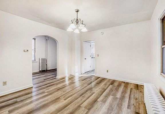 4th image of 924 Farrington St