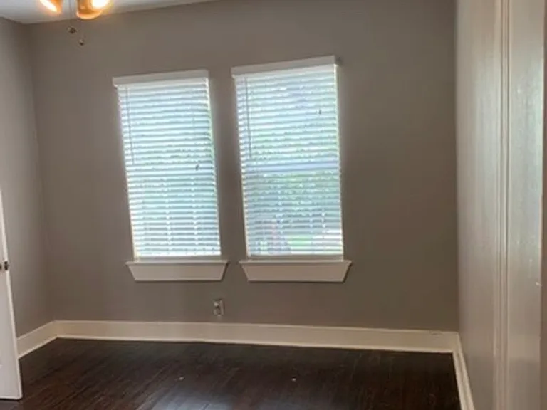 1446 W Kings Hwy — Photo 8