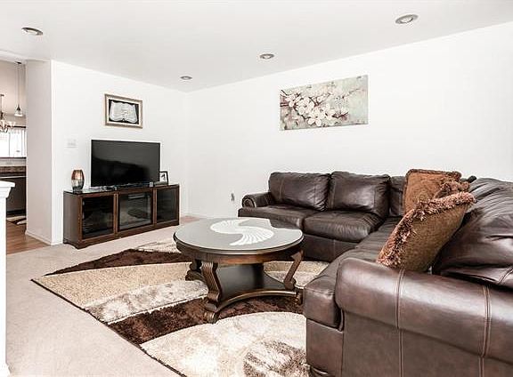 3rd image of 3217 Country Hollow Dr