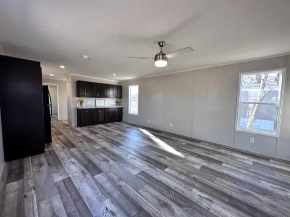 210 12th St, Clay Center, KS 67432
