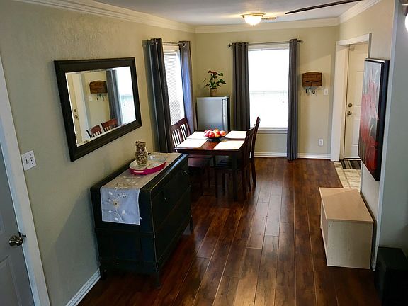 Breakfast/dining area