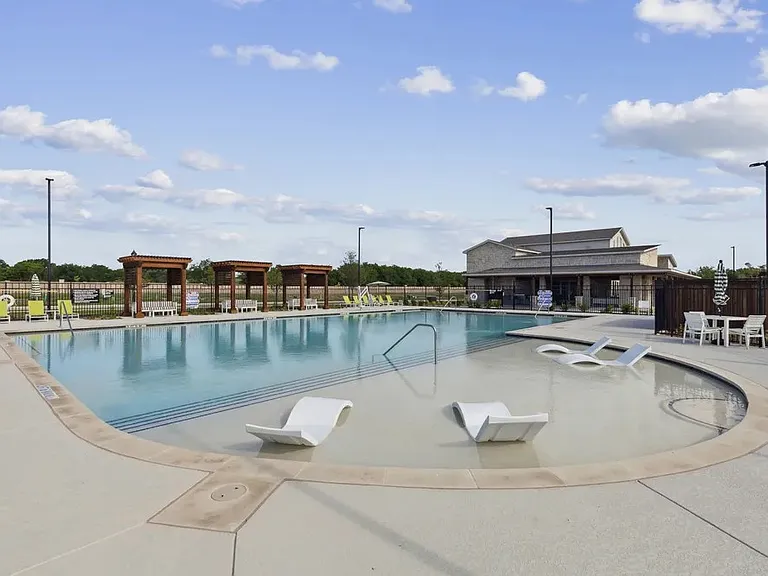 411 Bertney Dr — Photo 28