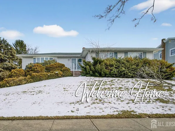 30 Iroquois Dr, Parlin, NJ 08859