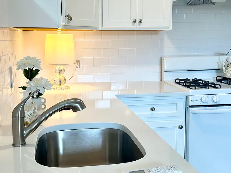 129 Satterlee St #1 — Photo 4