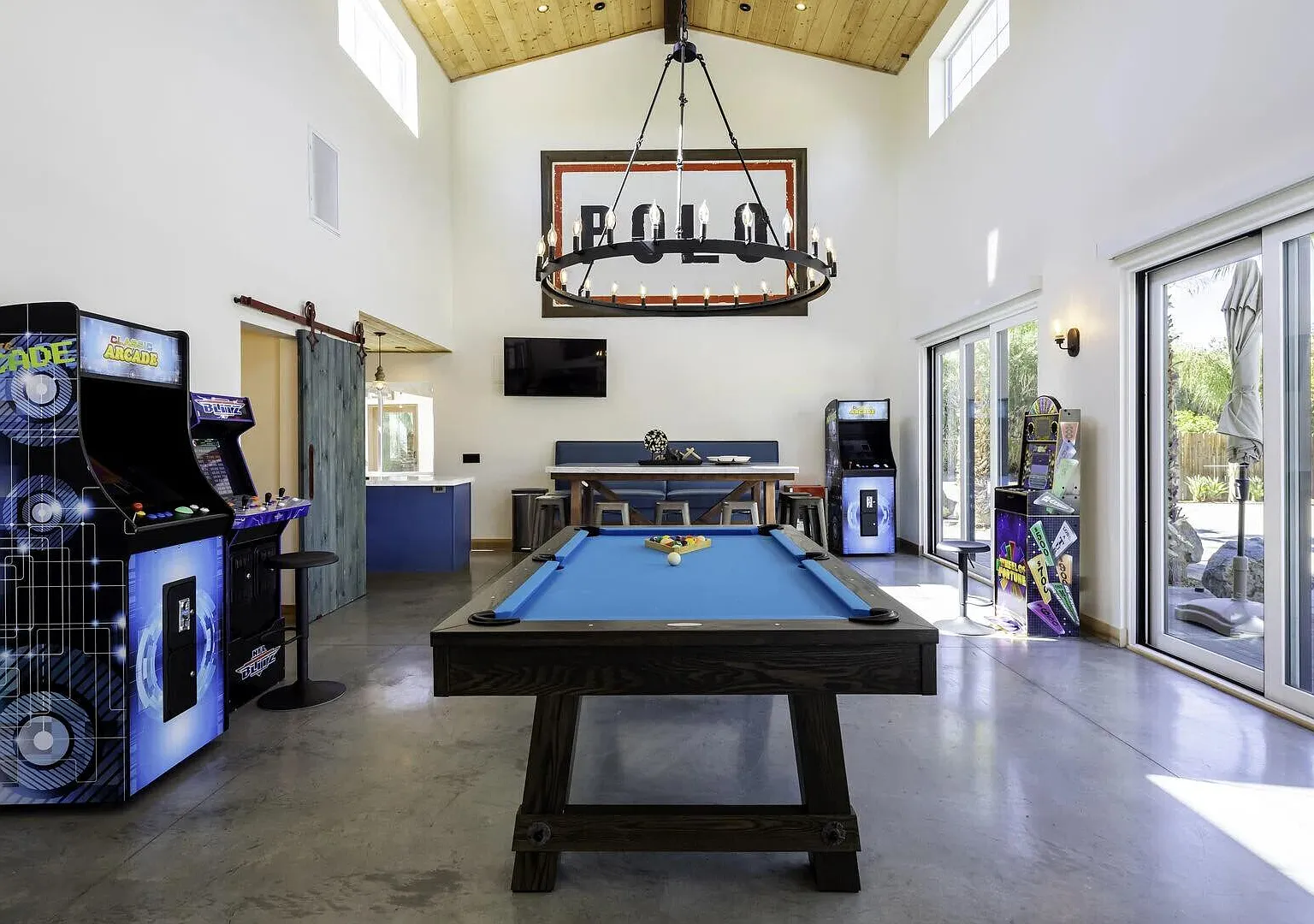 Paradise Living with Game Rooms, Pool and Grotto — Photo 2
