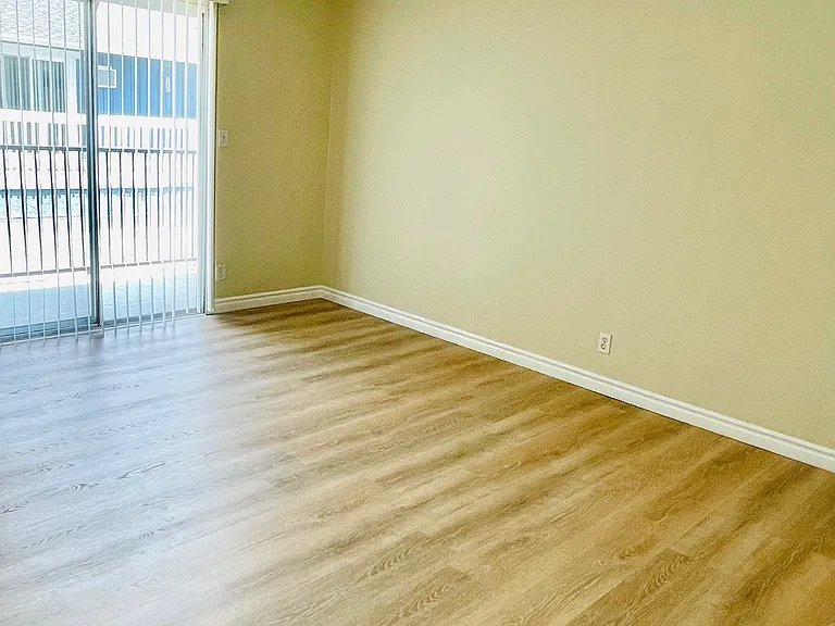 2104 Raymond Ave — Photo 13