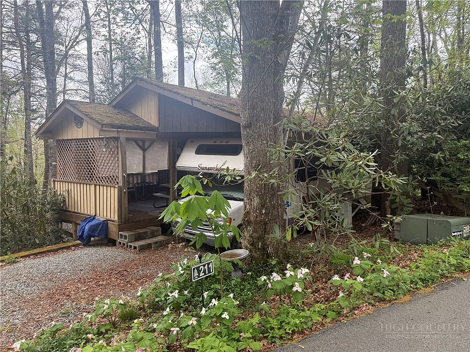 1st image of 211 Delphinium Lane