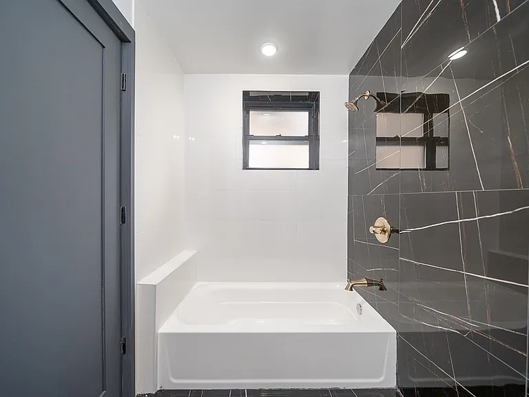 62 Vroom St #4L — Photo 6