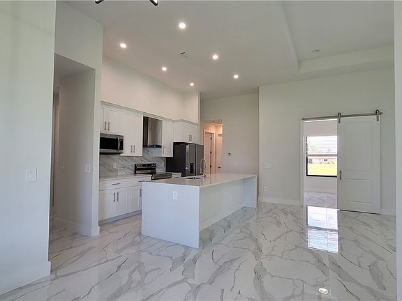 5th image of 602 SW 15th Ter