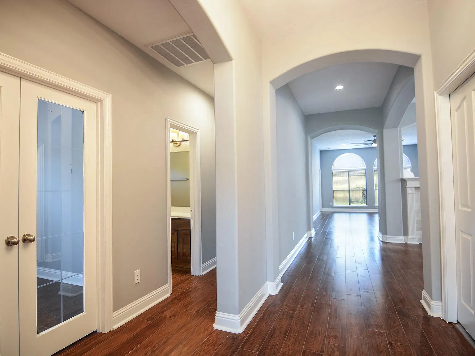 3 bed, 2.0 bath, 2117 sqft, $2,200 — Photo 3