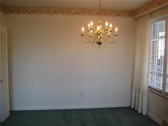 5th image of 622 Park Ln APT A