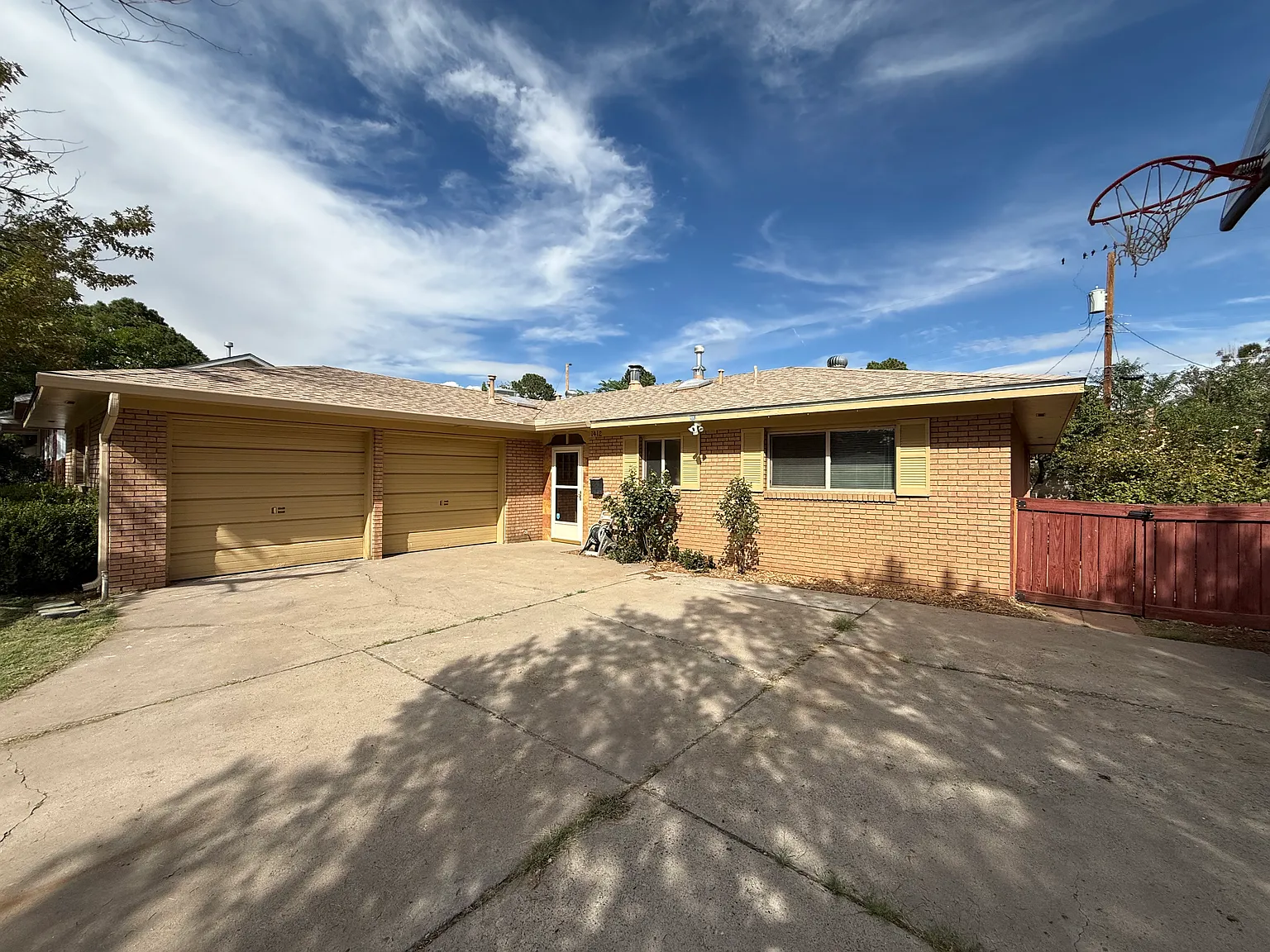 4 bed, 2350 sqft, $2,495 — Photo 2