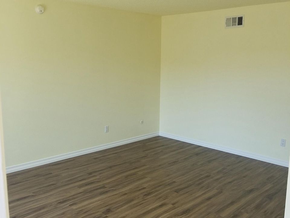 1st image of 922 Kostner Dr