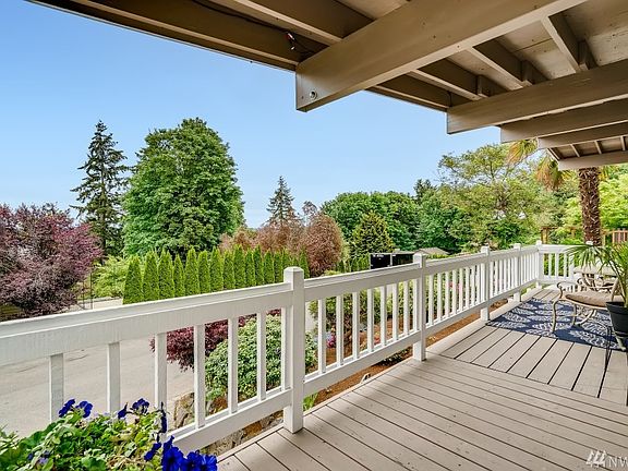 Relax on your covered front deck, enjoying the views. Great for our Northwest Living