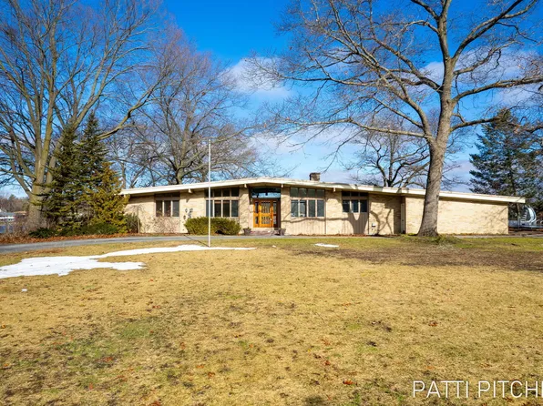 15707 Vinecrest Ave, Spring Lake, MI 49456