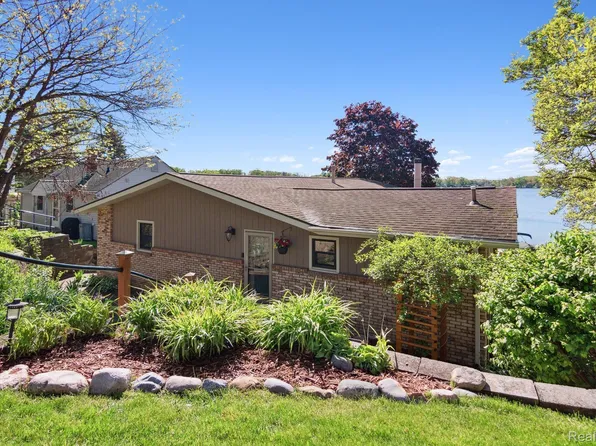 5859 Kinyon Dr, Brighton, MI 48116