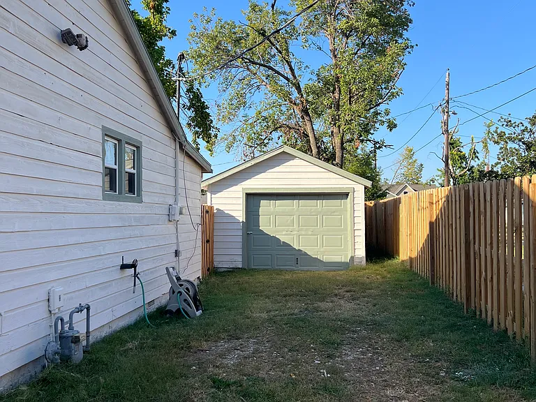 517 W Maple St — Photo 2