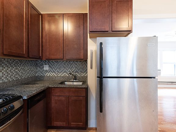 3rd image of 3726 N Pine Grove Ave APT 1W
