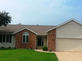 913 Monarch Dr, Chatham, IL 62629